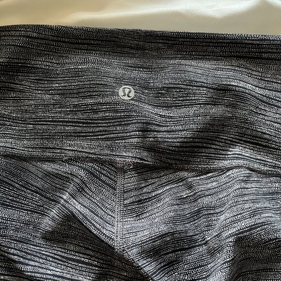 🌸 Lululemon crop leggings 🌸 - Picture 3 of 4